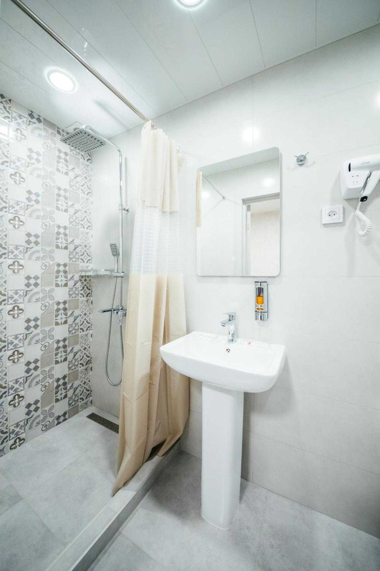 גיומרי Chief Hotel מראה חיצוני תמונה