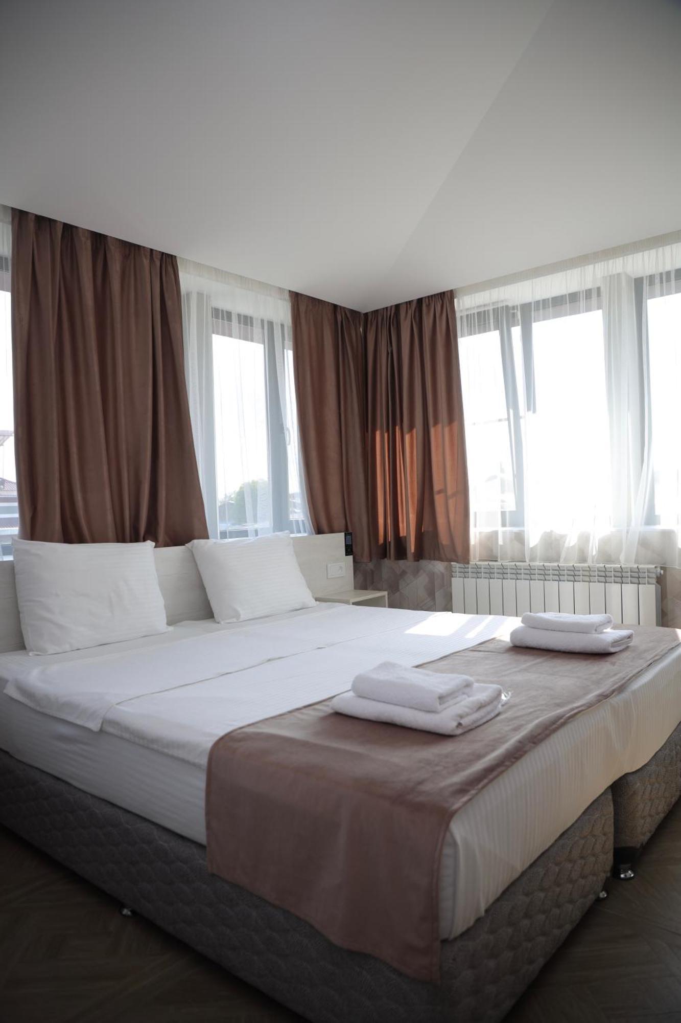 גיומרי Chief Hotel מראה חיצוני תמונה