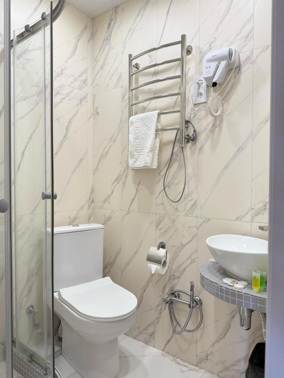 גיומרי Chief Hotel מראה חיצוני תמונה